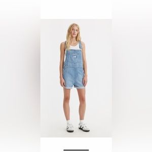 Levi’s women’s shortalls sz M